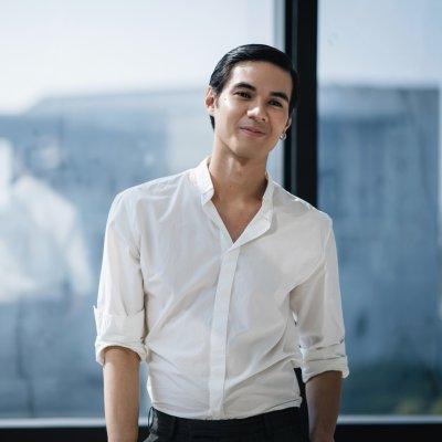 รูปครู อริย์ธัช สอน ร้องเพลง