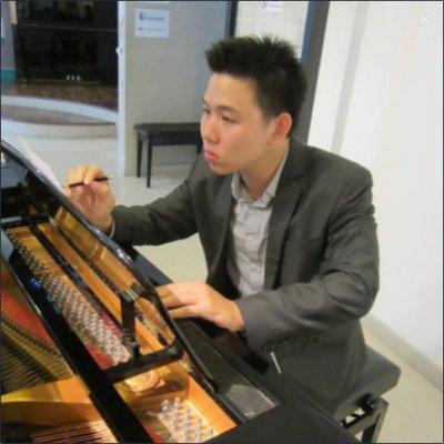 รูปครู Shinsi สอน เปียโน / แต่งเพลง