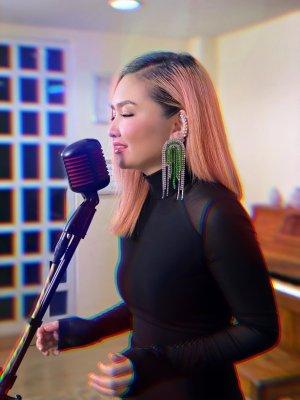 รูปครู อาลิส สอน เปียโน / ร้องเพลง / อูคูเลเล่